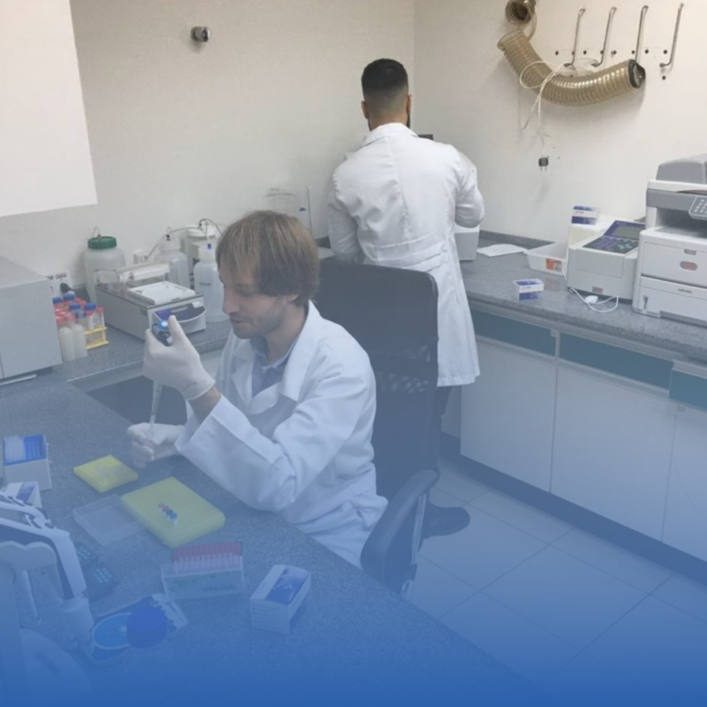 Equipe ECRA Biotec trabalhando no laborátorio
